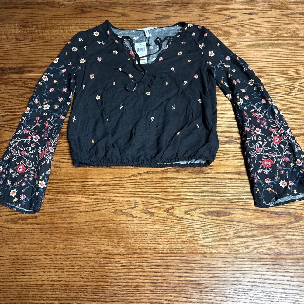 NWT BCBGENERATION Floral Print  Top Size XS Long Flare Sleeve